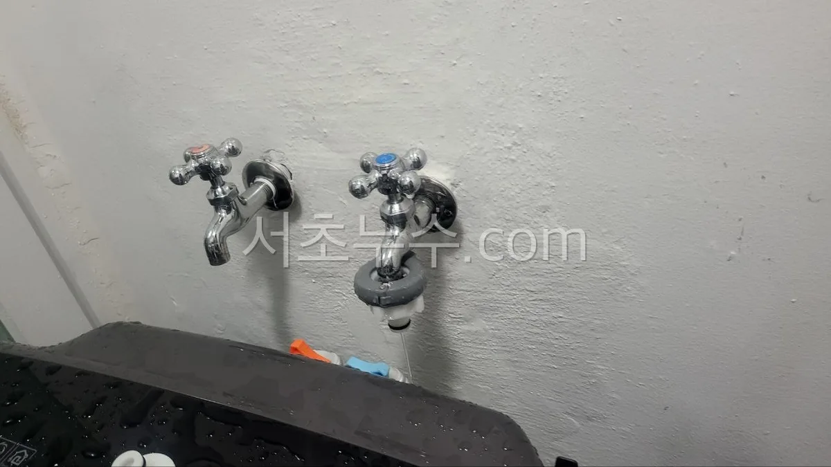 세탁실 벽 수전 연결부 누수 긴급출동 현장