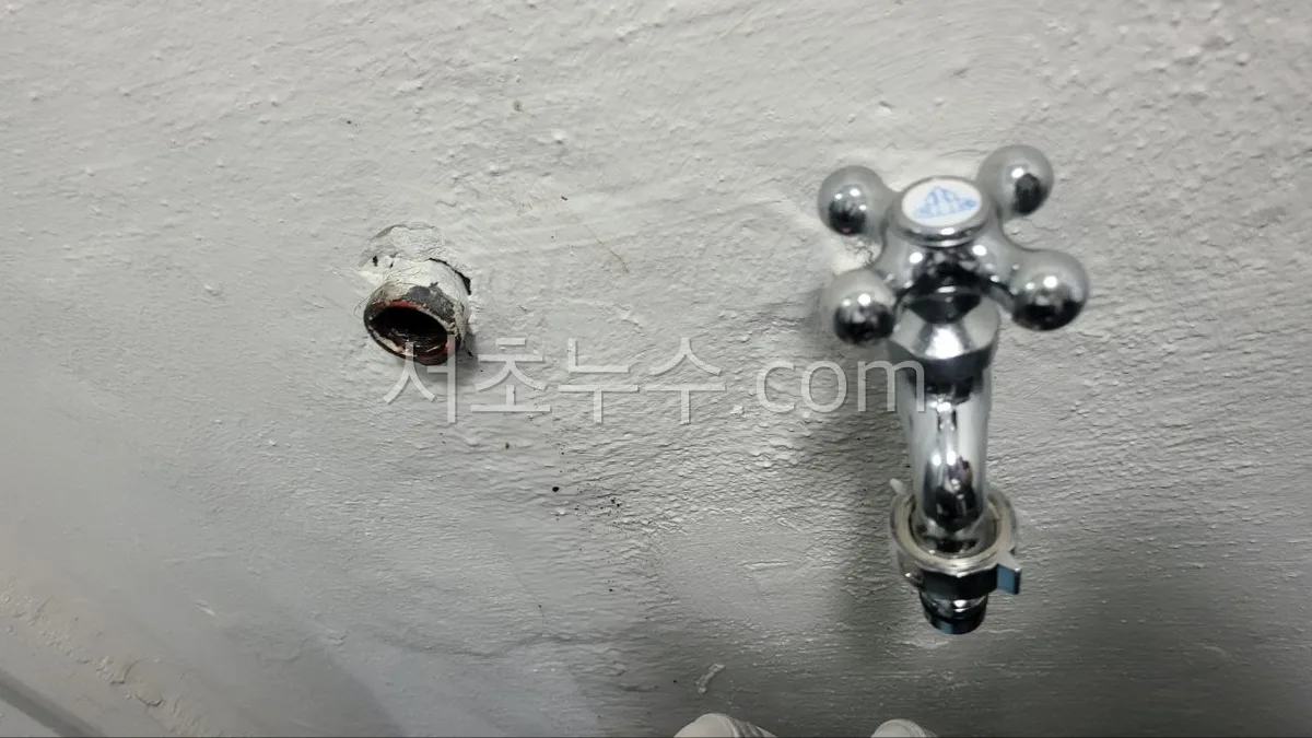노후 수전 탈거 후 벽체 소켓 상태 확인
