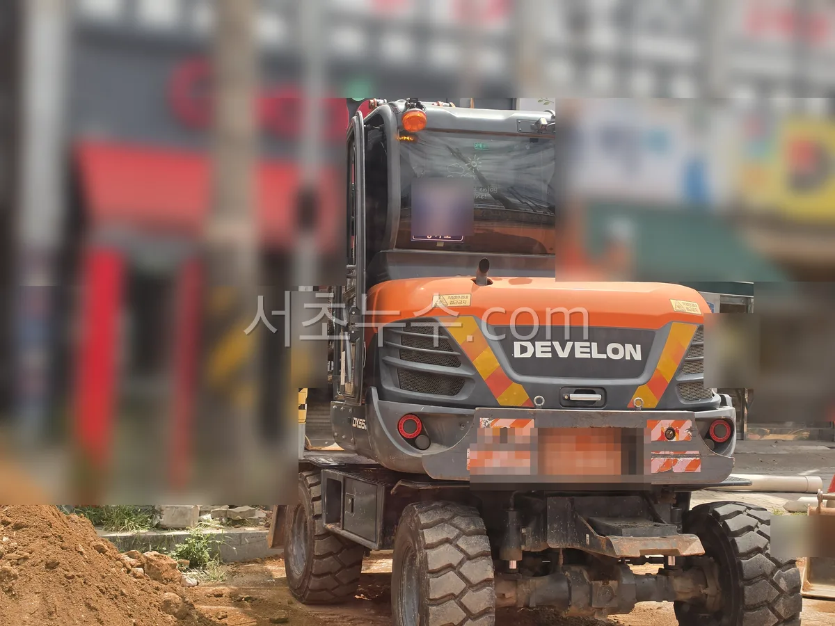 매립 배관 굴착 공사에 투입된 굴착기