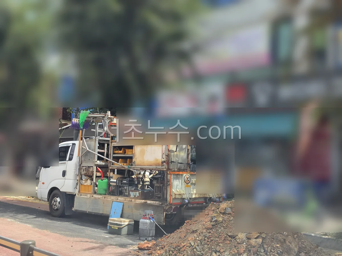 배관 공사 자재와 장비를 실은 작업 차량
