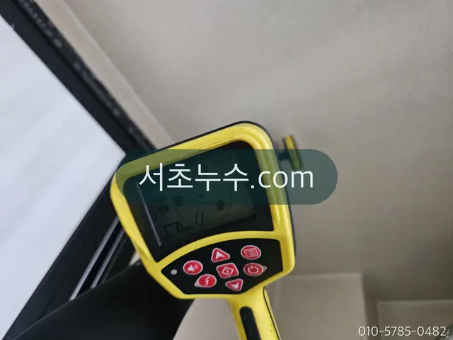휴대용 탐지기로 천장을 점검하는 모습