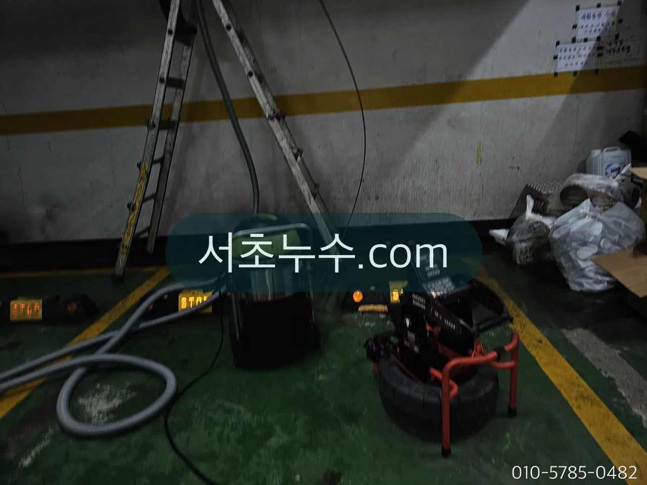 지하주차장 바닥에 탐지 장비를 세팅한 장면 — 급수·소방·우수 계통을 나눠 확인합니다