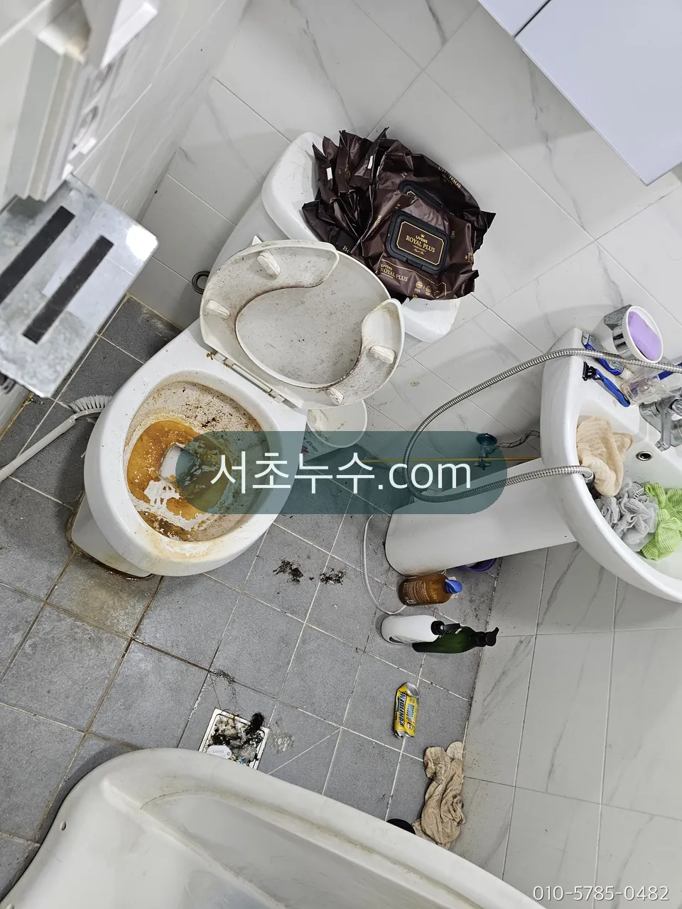 변기를 탈거해 바닥 배수 연결부를 드러낸 욕실