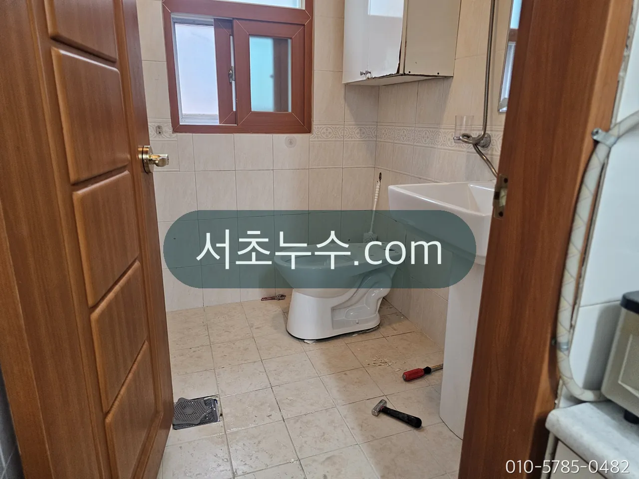 타일 욕실 전경, 변기와 세면대