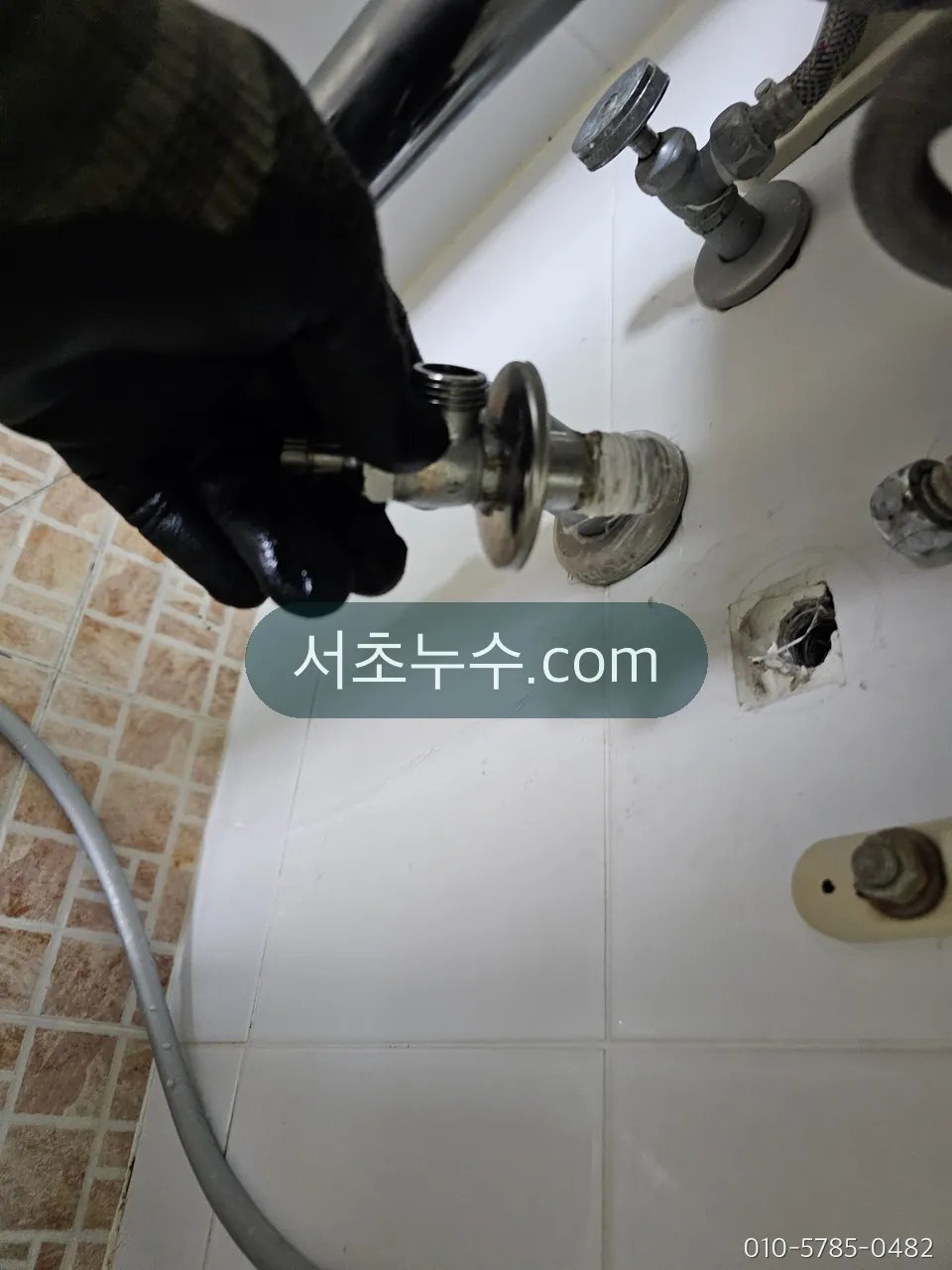 욕실 벽 수전 연결부를 교체하는 작업