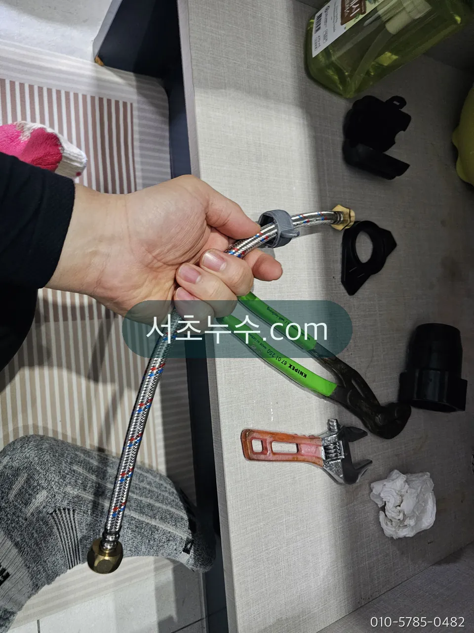 교체용 급수 연결 호스와 공구