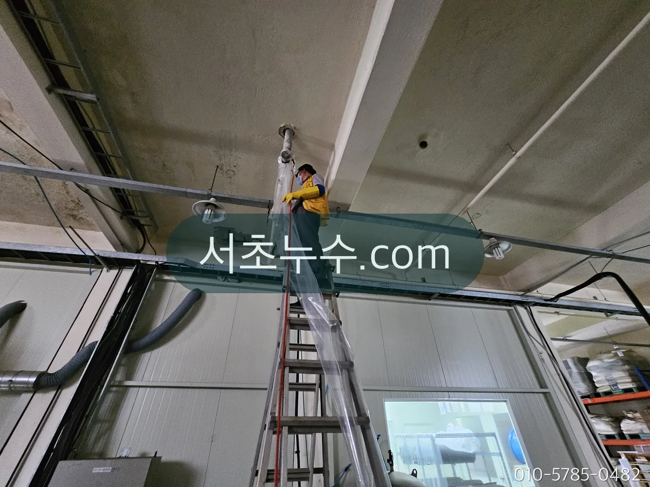 상가 천장을 사다리로 점검하는 작업