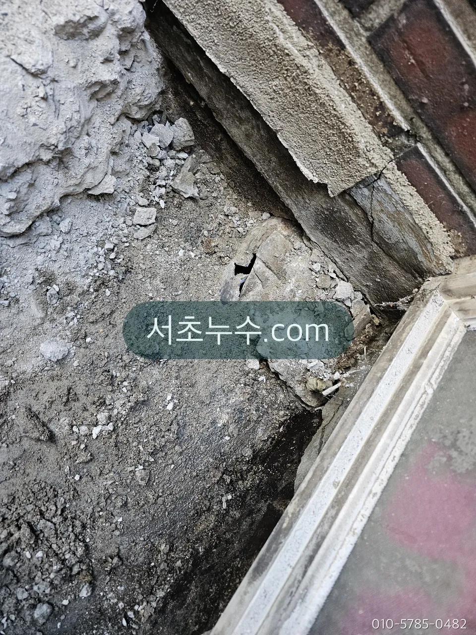 외벽 모서리의 균열