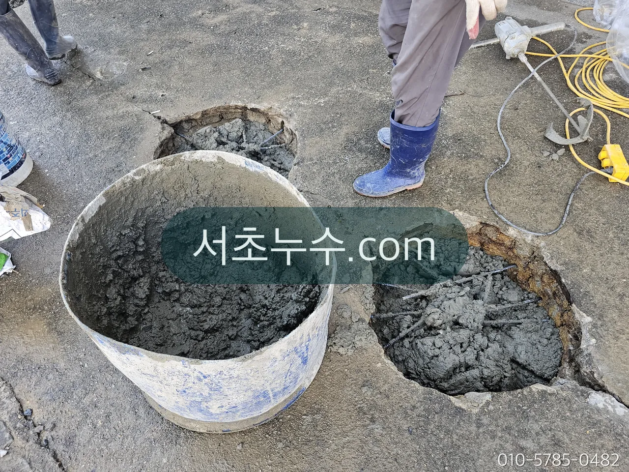 바닥을 최소 굴착해 배관을 수리한 뒤 복구하는 모습