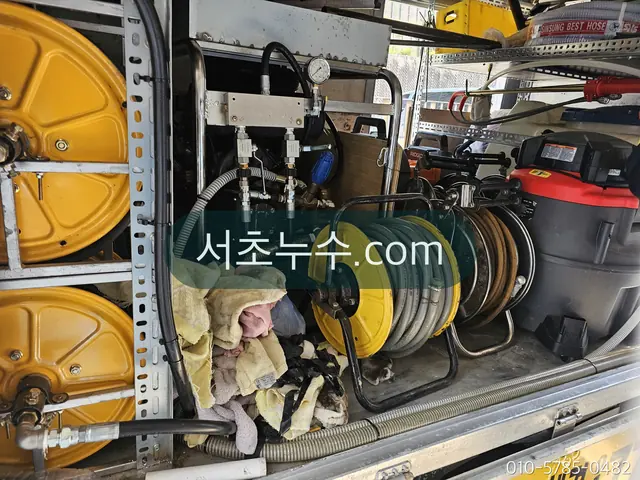 차량에 정리된 호스 릴과 장비