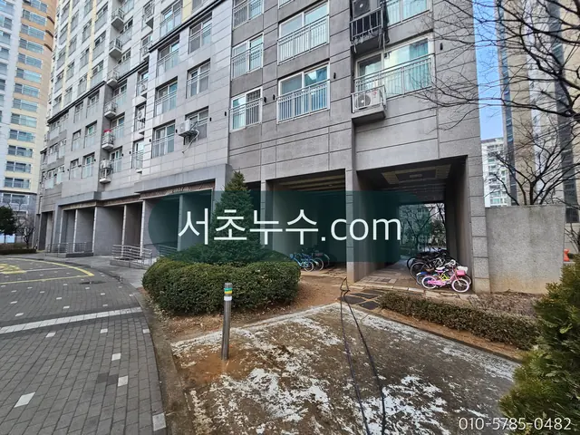 아파트 단지 저층부와 주차장 진입로