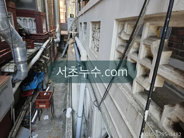건물 외벽을 따라 내려오는 배관