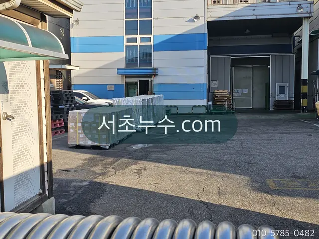 건물 외관과 주차장