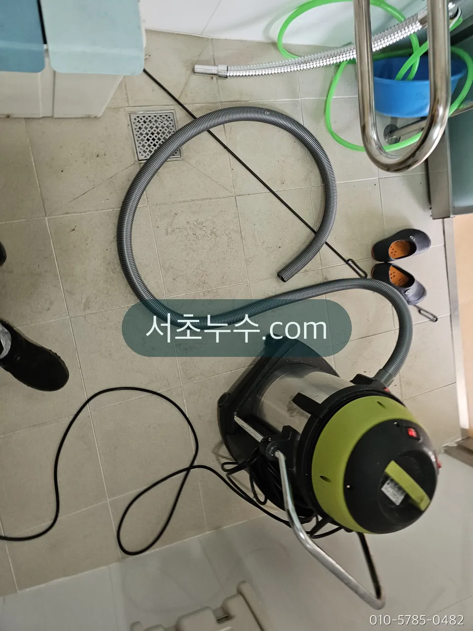 욕실 바닥에 세팅한 점검 장비