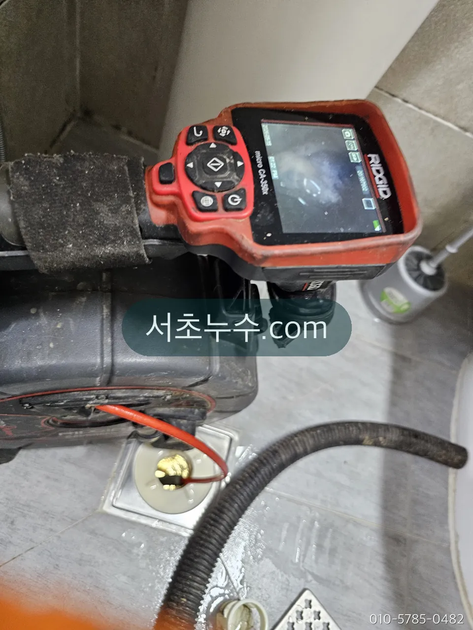 변기 배관에 투입한 내시경 카메라