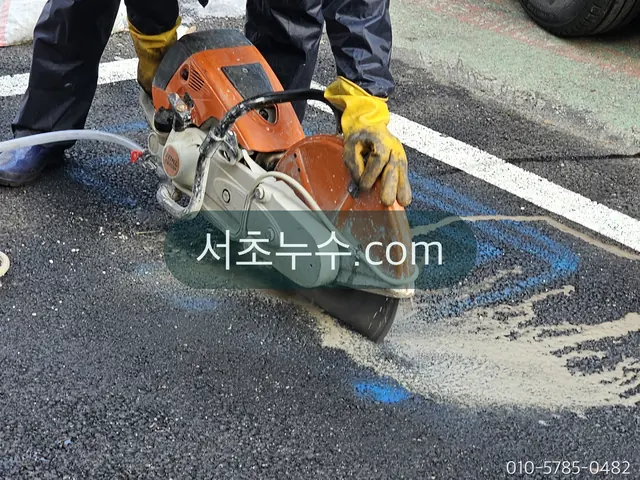도로 바닥을 절단기로 여는 작업