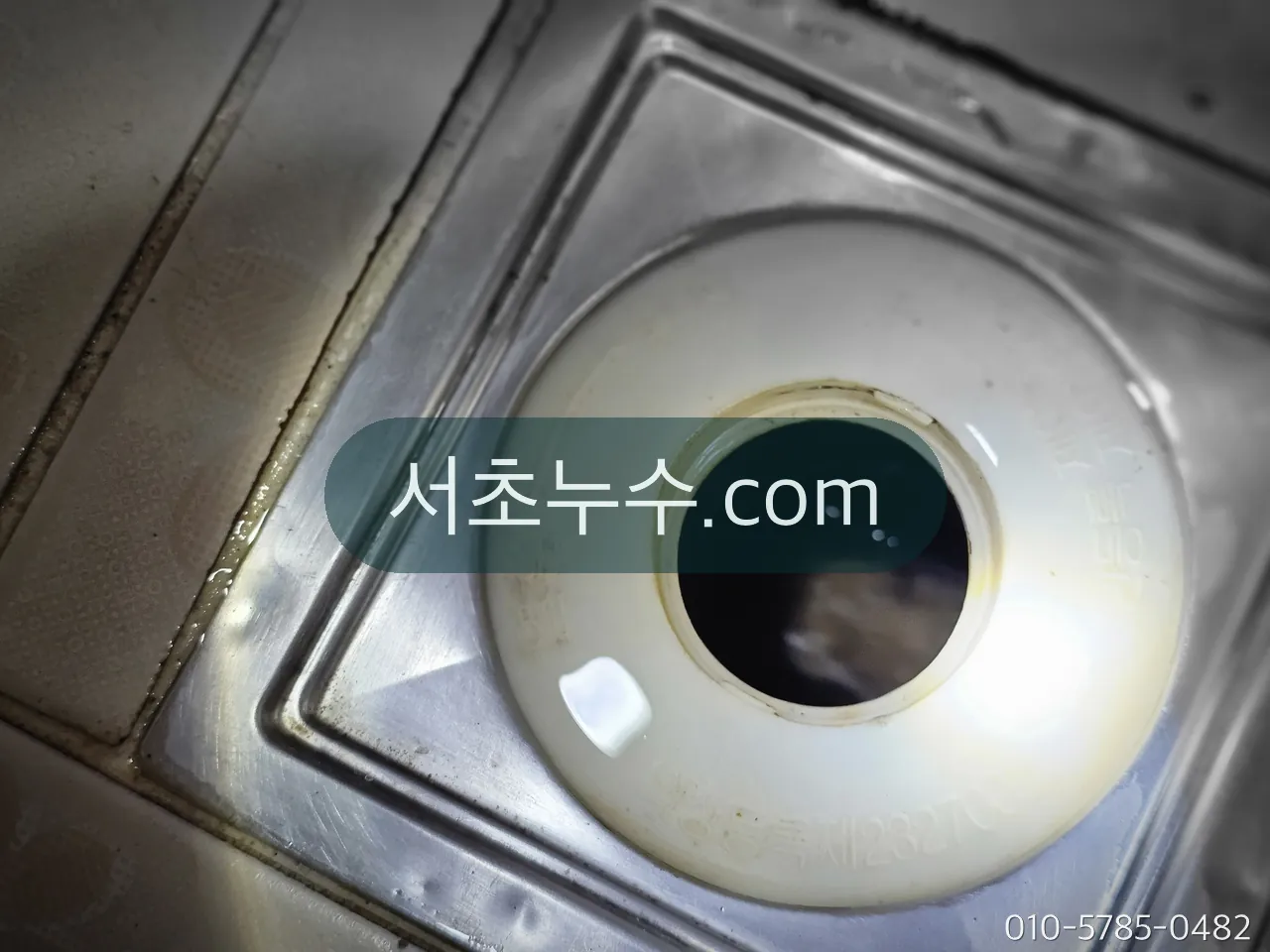 세면대 배수구 팝업과 스트레이너 상부 상태