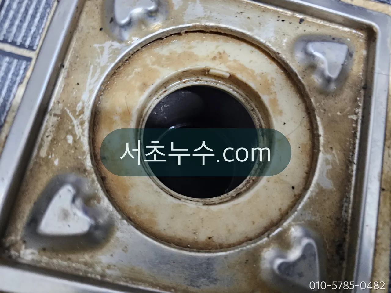 윗집 욕실 바닥 배수구(유가) 주변을 점검하는 모습