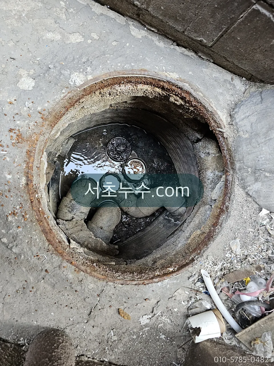 옥외 계량기함 뚜껑을 열면 보이는 세대 계량기와 잠금 밸브