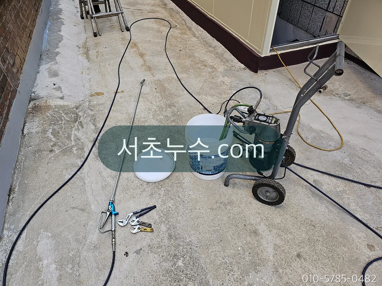 옥상 살수 시험 장비를 세팅하는 장면 — 비 올 때만 새는 누수는 조건을 만들어 재현합니다